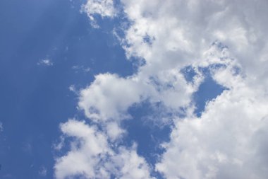 Beyaz bulutlar mavi gökyüzü arka plan, doğal doku.