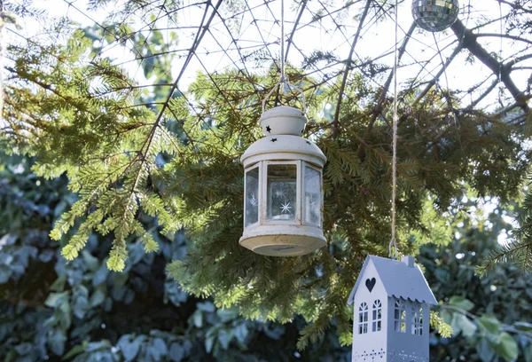 Игрушечный домик и лампа на сосене. сад, природа фон — стоковое фото