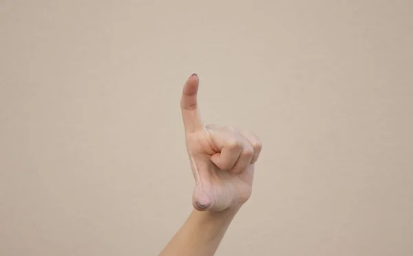 Mão feminina segurando e mostrando produto ou objeto, fundo isolado — Fotografia de Stock