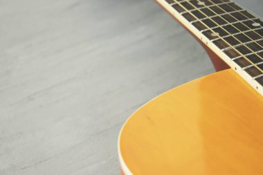 İzole edilmiş arka planda akustik gitar, müzik aletleri.