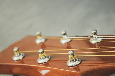İzole edilmiş arka planda akustik gitar, müzik aletleri.