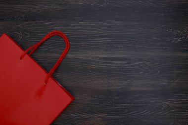 Kara Cuma indirimi ve yeni yıl Noel alışveriş afişi. Özel günün bir kopyası, logo ve metin için boş siyah tahta. İzole edilmiş siyah ahşap doku arkaplanı