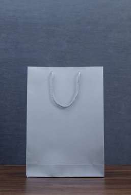 Kara Cuma indirimi ve yeni yıl Noel alışveriş afişi. Özel günün bir kopyası, logo ve metin için boş siyah tahta. İzole edilmiş siyah ahşap doku arkaplanı