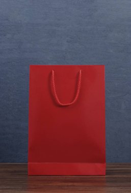 Kara Cuma indirimi ve yeni yıl Noel alışveriş afişi. Özel günün bir kopyası, logo ve metin için boş siyah tahta. İzole edilmiş siyah ahşap doku arkaplanı