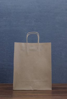 Kara Cuma indirimi ve yeni yıl Noel alışveriş afişi. Özel günün bir kopyası, logo ve metin için boş siyah tahta. İzole edilmiş siyah ahşap doku arkaplanı