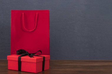 Kara Cuma indirimi ve yeni yıl Noel alışveriş afişi. Özel günün bir kopyası, logo ve metin için boş siyah tahta. İzole edilmiş siyah ahşap doku arkaplanı