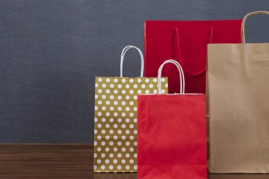 Kara Cuma indirimi ve yeni yıl Noel alışveriş afişi. Özel günün bir kopyası, logo ve metin için boş siyah tahta. İzole edilmiş siyah ahşap doku arkaplanı