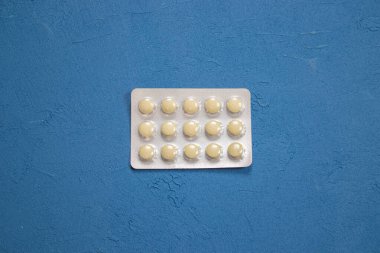 Mavi arka planda beyaz ilaç. Coronavirus 2019-nCoV. Covid 19.