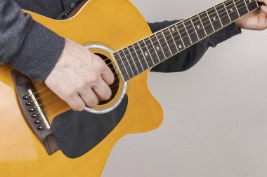 Akustik gitar çalan adam bar taburesinde oturuyor, müzik aleti, izole edilmiş arka plan.