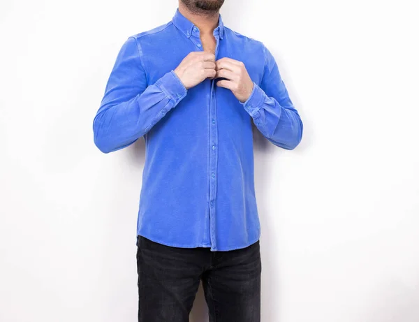 男性モデルの長袖シャツと隔離された背景 — ストック写真