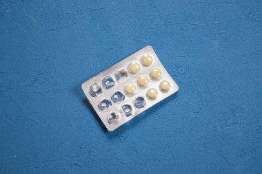 Mavi arka planda beyaz ilaç. Coronavirus 2019-nCoV. Covid 19.