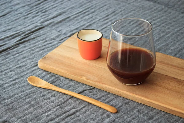 Filterkaffee Milch Und Holzlöffel Auf Holz Stehend Auf Grauem Deckel — Stockfoto