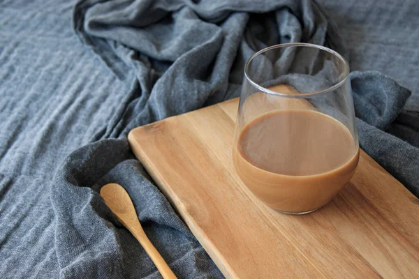 Latte Kaffee Auf Holz Stehend Auf Grauem Einband Isolierter Hintergrund — Stockfoto