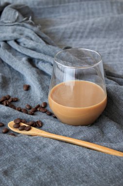 Gri kapakta duran kahve, izole edilmiş arka plan.