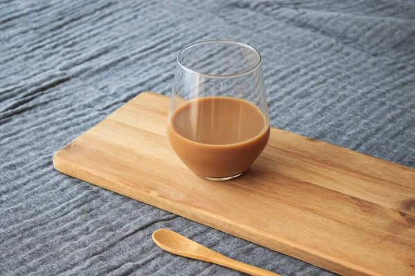 Latte Kaffee Und Holzlöffel Auf Holz Stehend Auf Grauem Einband — Stockfoto