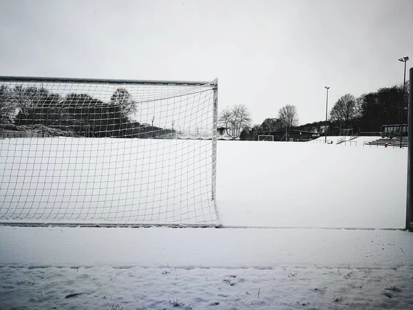 冬季空旷的足球场 — 图库照片