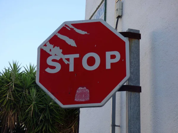 Ein Zerkratztes Stoppschild — Stockfoto