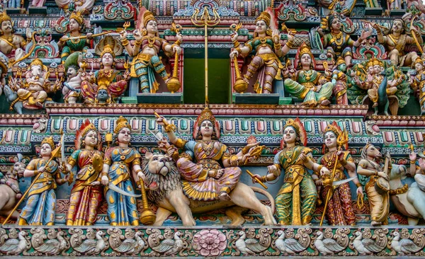 Sri Shiva Durga Templo singapore primer plano en las esculturas — Foto de Stock