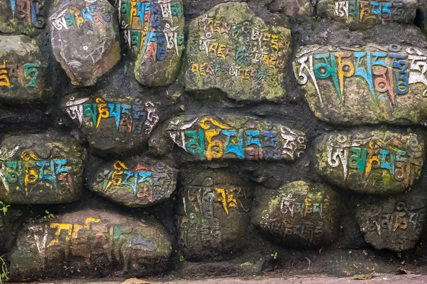 Todo hecho de rocas con letras de colores en nepalés en nepal — Foto de Stock