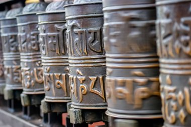 dua çanları satır ve bazı katmandu nepal, bir Budist tapınağında dönen