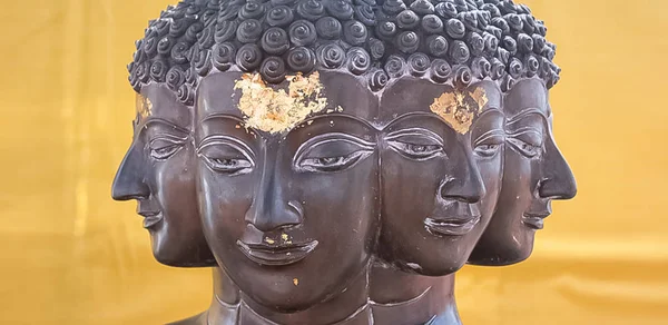 Buddha cabezas con oro en la parte delantera y oro en el fondo en un templo en Bangkok Tailandia — Foto de Stock