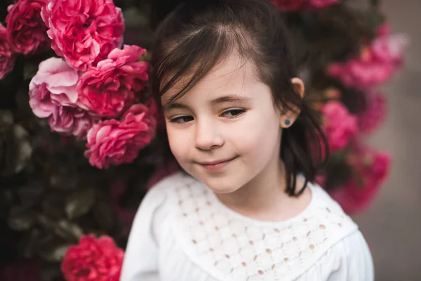 Close Portret Van Schattig Lachend Kind Meisje Jaar Oud Poseren — Stockfoto