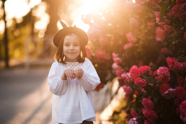 Sorridente Carina Bambina Anni Indossa Eleganti Vestiti Estivi Divertirsi Rose — Foto Stock