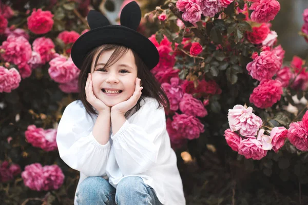 Śmiejące Dziecko Dziewczyna Lat Stylowe Letnie Ubrania Kapelusz Pozowanie Różowe — Zdjęcie stockowe