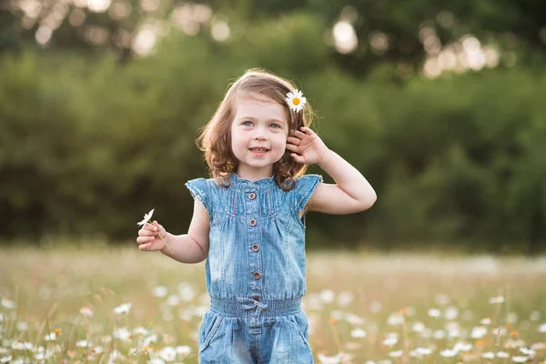 Bambina Sorridente Anni Con Camomilla Nel Prato All Aperto Indossa — Foto Stock