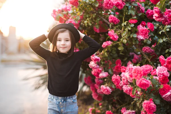 Ragazzina Sorridente Anno Indossando Vestiti Alla Moda Posa Sopra Fiori — Foto Stock