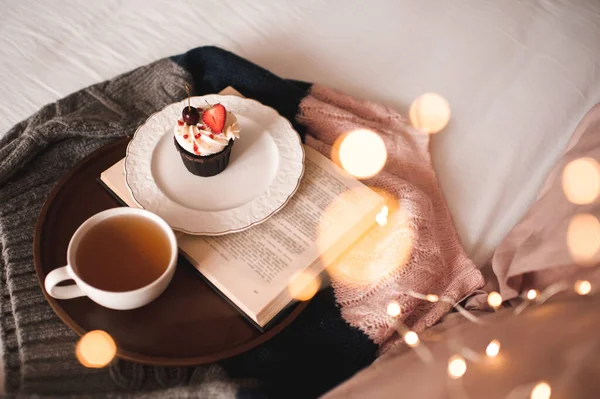 Taza Verde Con Sabroso Cupcake Libro Abierto Sobre Suéter Punto — Foto de Stock