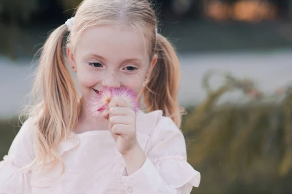 Glimlachend Baby Meisje Jaar Oud Ruiken Roze Bloem Buiten Close — Stockfoto