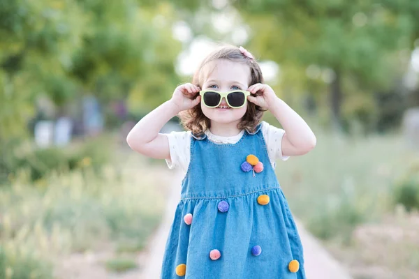 Bébé Fille Mignonne Ans Amuser Plein Air Sur Fond Nature — Photo