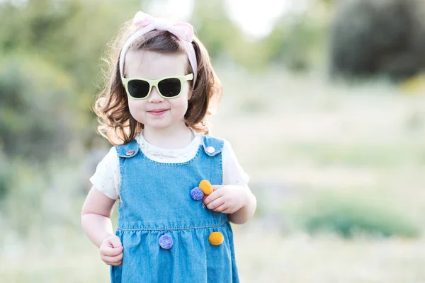 Leende Liten Flicka Gammal Bär Solglasögon Och Denim Klänning Utomhus — Stockfoto