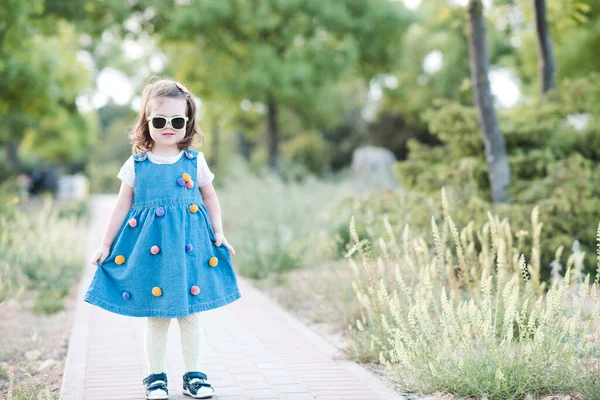 Lieve Baby Meisje Jaar Oud Wandelen Park Close Jeugd Zomer — Stockfoto