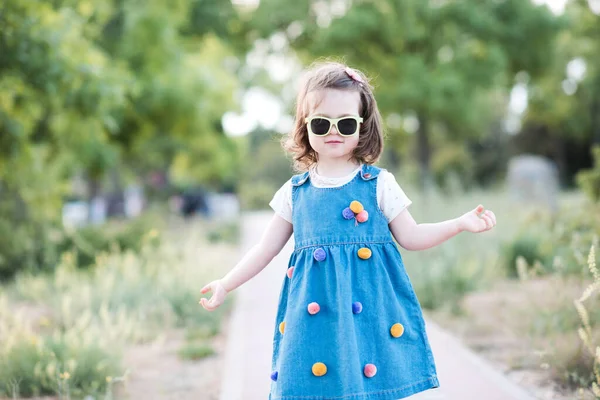 Élégant Bébé Fille Ans Portant Une Robe Denim Des Lunettes — Photo