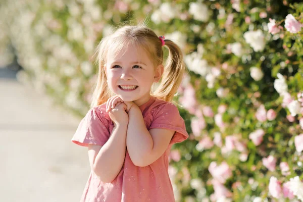 Lachende Baby Meisje Jaar Oud Poseren Natuur Bloem Achtergrond Close — Stockfoto