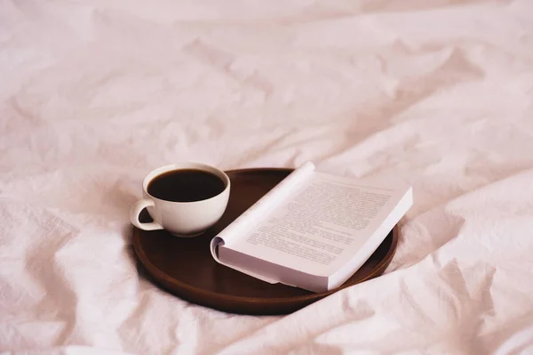 Taza Café Fresco Con Libro Abierto Bandeja Madera Primer Plano — Foto de Stock