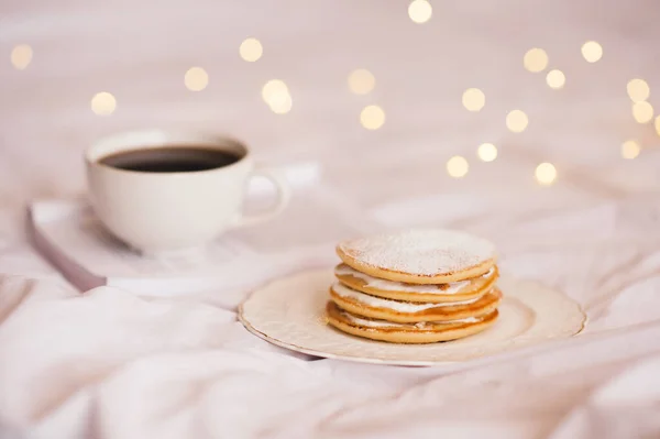 Panqueques Con Queso Crema Con Taza Café Sobre Luces Brillantes —  Fotos de Stock