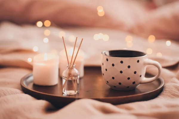 Taza Con Palitos Aroma Velas Encendidas Cama Alojándose Bandeja Madera — Foto de Stock