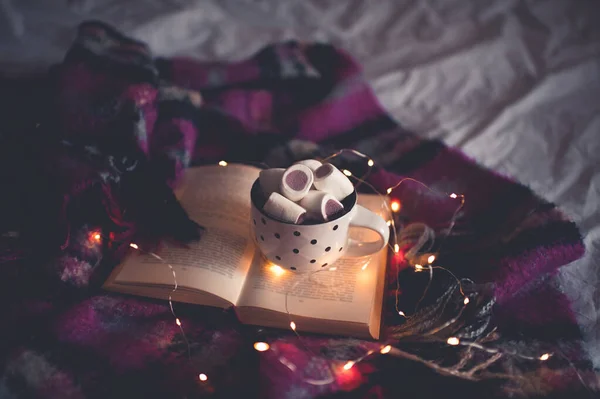 Tasse Chaude Café Avec Livre Ouvert Sur Couverture Tricotée Lumières — Photo