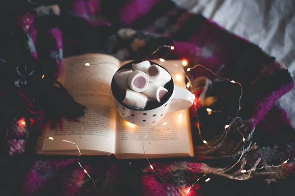 Taza Caliente Café Con Libro Abierto Sobre Cubierta Punto Las — Foto de Stock