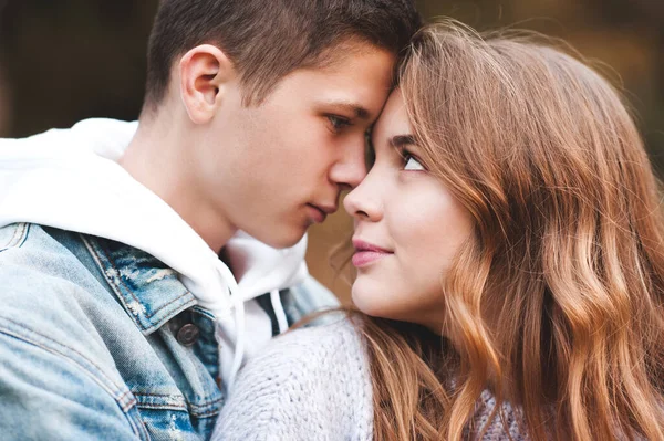 Junge Und Mädchen Alter Von Jahren Betrachten Einander Aus Nächster — Stockfoto