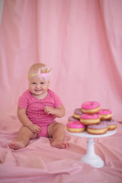 Divertente Bambina Anno Indossando Body Fascia Corona Mangiare Gustose Ciambelle — Foto Stock