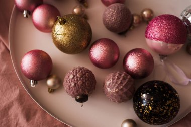 Beyaz tepside renkli, parlak bir Noel dekoru. Üst Manzara. Kış tatili. 