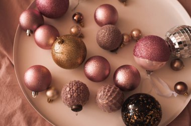 Parlak yüzeyi olan Noel süslemeleri. Üst Manzara. Kış tatili. 