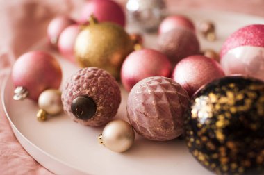 Parlak Noel süslemeleri yakın plan. Kış tatili. Seçici odak. 