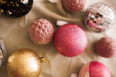 Noel süsleri kapanıyor. Üst Manzara. Kış mevsimi. 