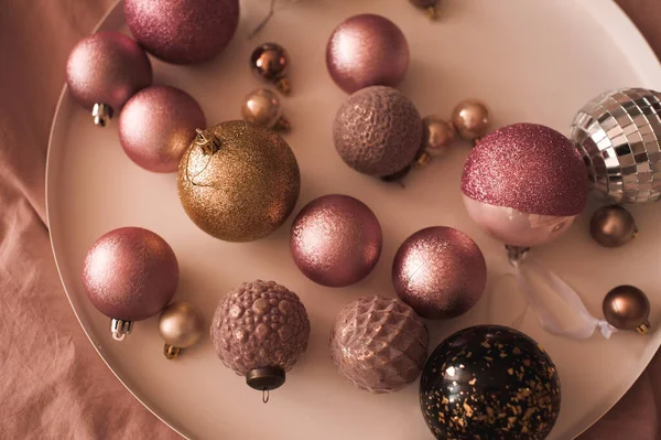 Parlak yüzeyi olan Noel süslemeleri. Üst Manzara. Kış tatili. 