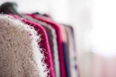 Kapalı dükkânda askılara kazak örerdim. Kış mevsimi. 